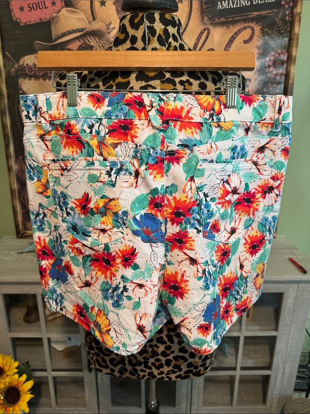Westbound Floral Print Women’s Shorts - Bright Multi Size 14 - Picture 2 of 7